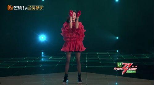 吃瓜美女跳舞,美女翩翩，吃瓜群众齐欢腾