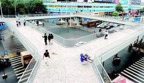 东门天桥吃瓜,吃瓜群众的欢乐盛宴